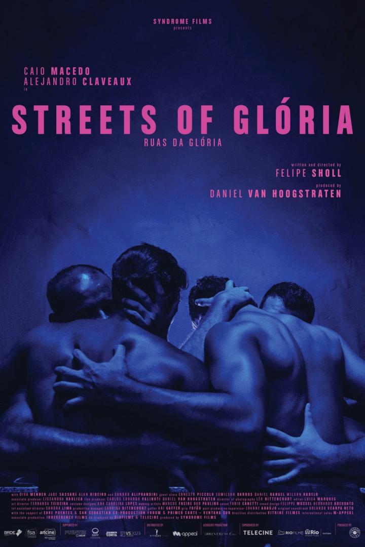 Das Filmplakat für „Streets of Glória“ zeigt vier Männer in einer innigen Umarmung.