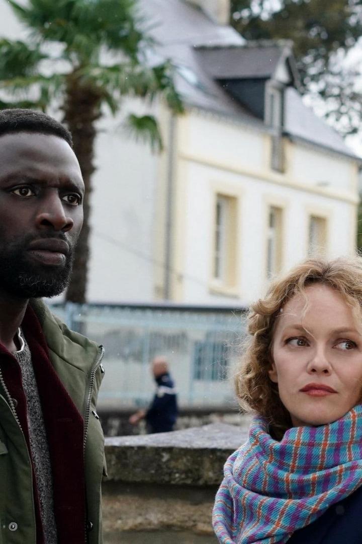 Omar Sy und Vanessa Paradis stehen vor einem Haus.