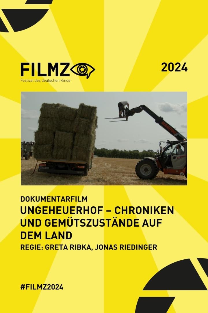 Ein Mann verlädt mit einem Manitou-Teleskoplader Heuballen auf einen Anhänger für den Film „Ungeheuerhof – Chroniken und Gemütszustände auf dem Land“.