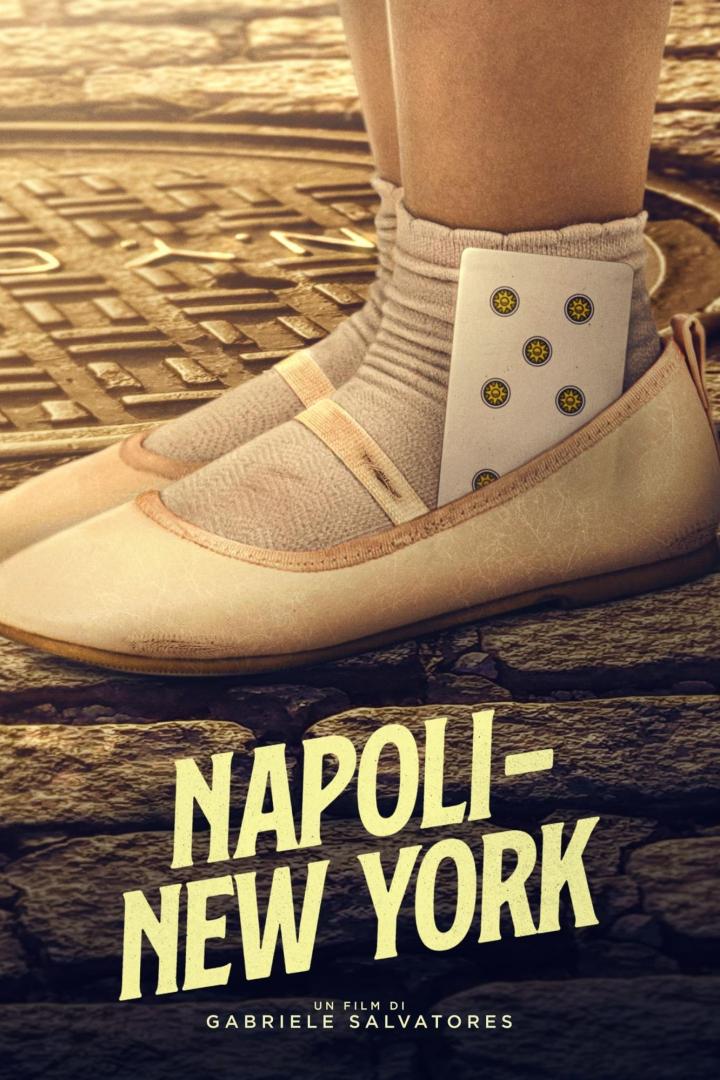 Das Filmplakat für „Napoli-New York“ zeigt Füße mit Ballerinas und einer Spielkarte in der Socke.