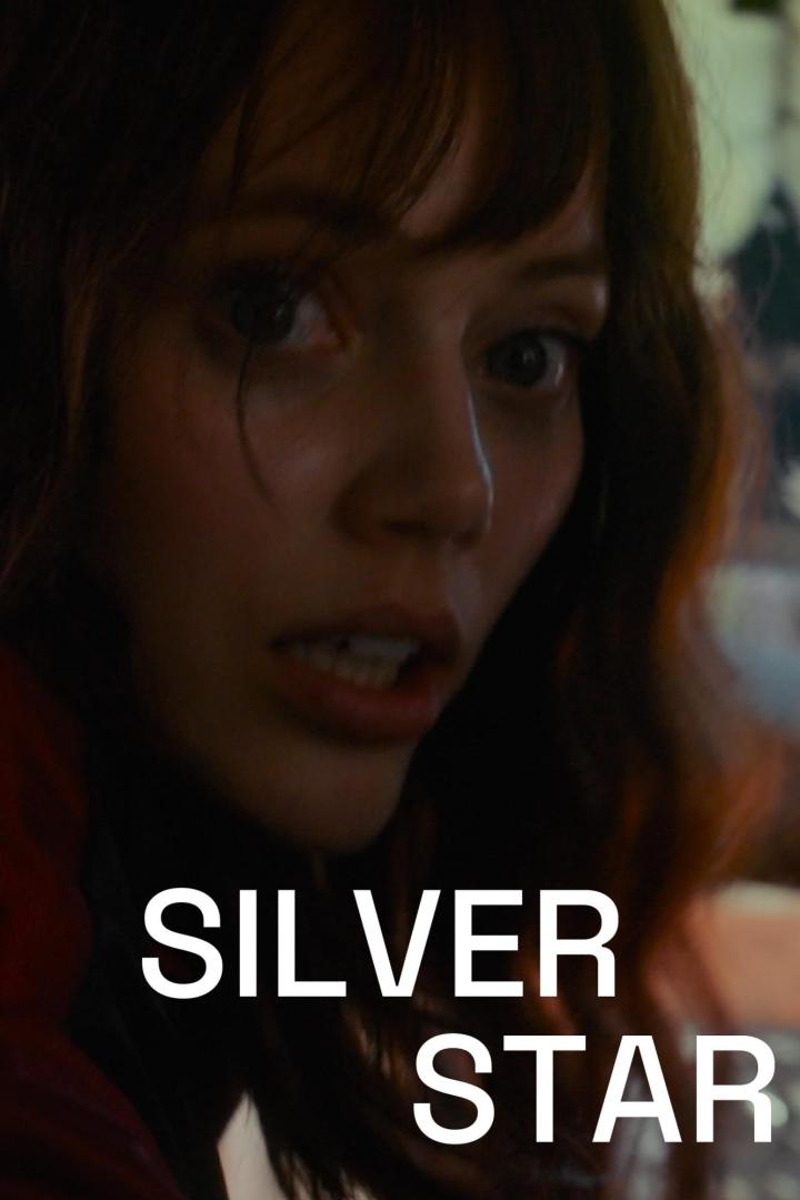 Das Filmplakat für „Silver Star“ zeigt eine Frau mit besorgtem Gesichtsausdruck.
