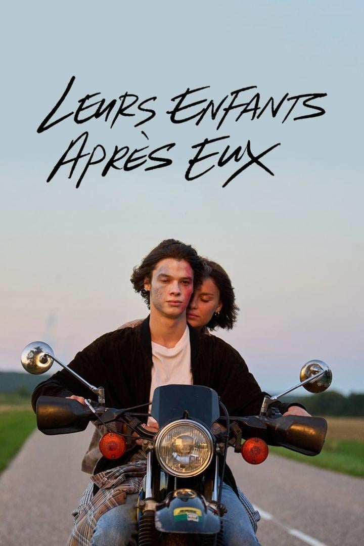 Ein junges Paar fährt auf einem Motorrad auf einer Landstraße; Filmposter „Leurs enfants après eux“.