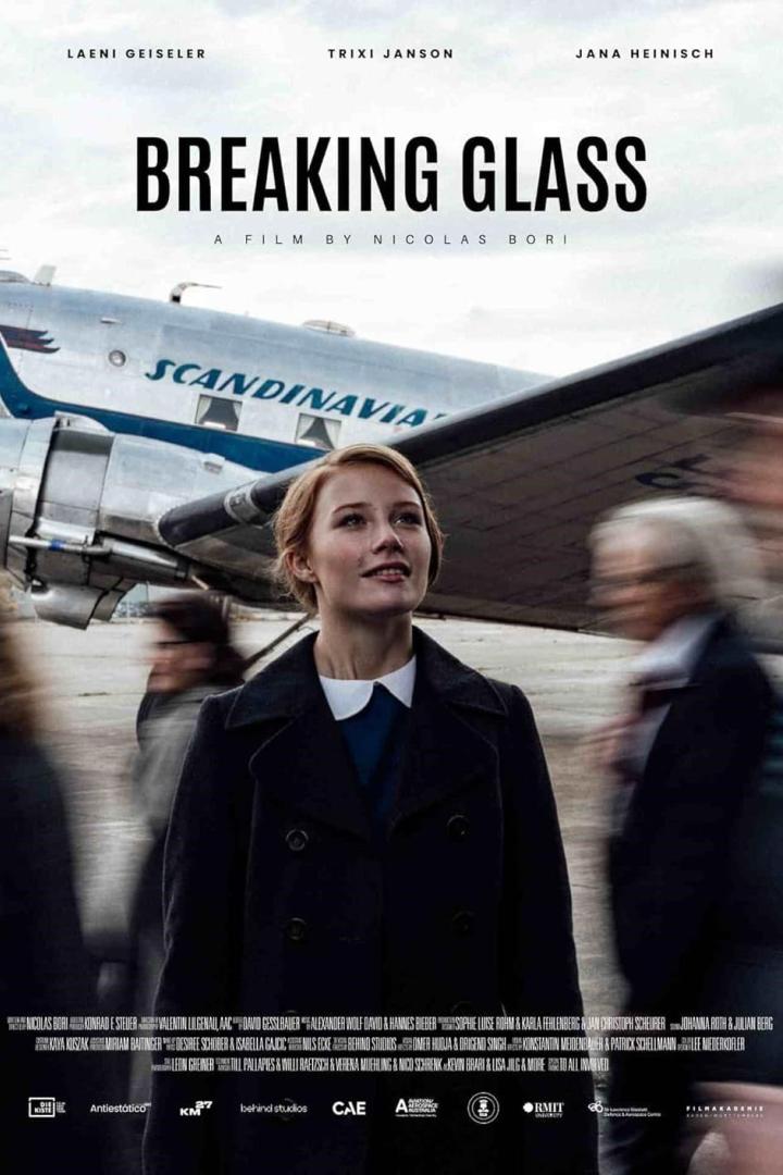 Das Filmplakat für „Breaking Glass“ zeigt eine junge Frau vor einem Flugzeug der skandinavischen Fluggesellschaft.