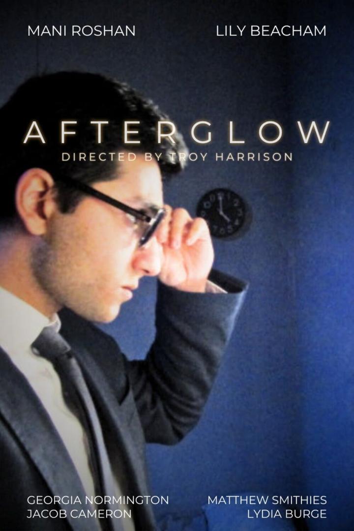 Das Filmplakat für „Afterglow“ zeigt einen Mann mit Brille im Anzug.