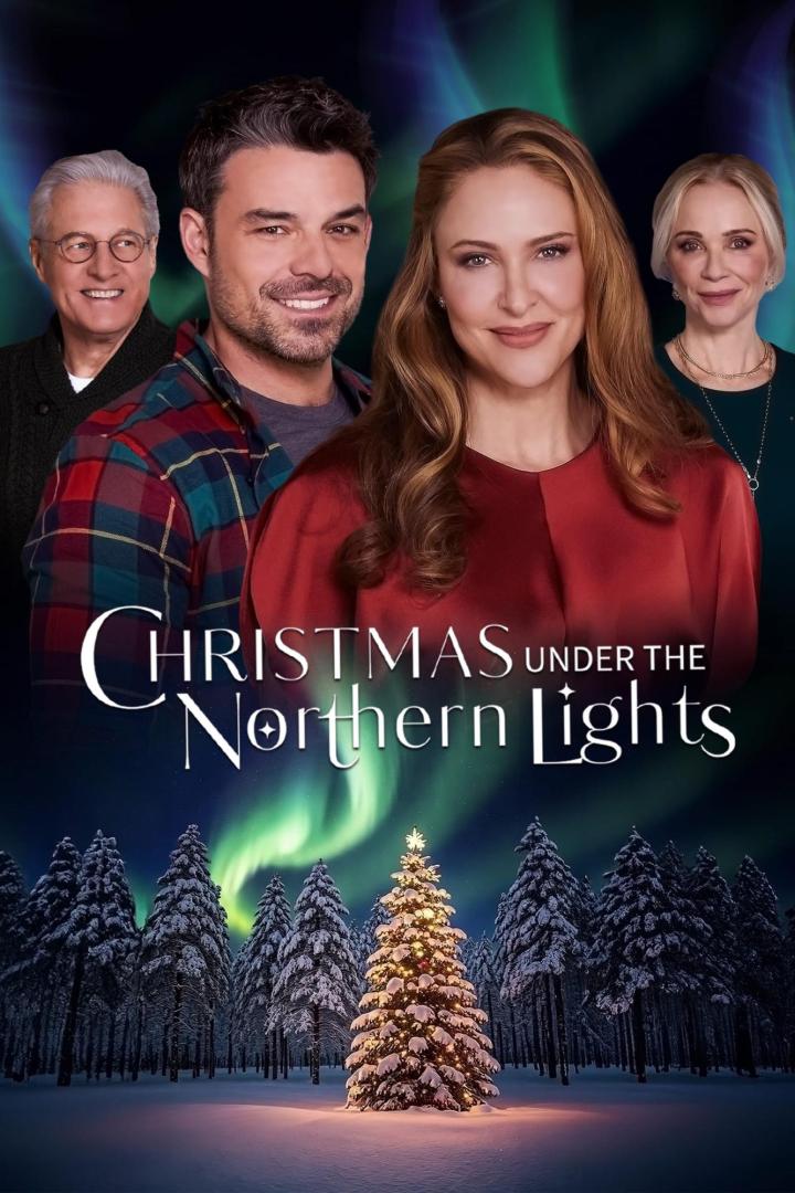 Das Filmplakat für „Christmas Under the Northern Lights“ zeigt vier Schauspieler vor einer Winterlandschaft mit Nordlichtern.