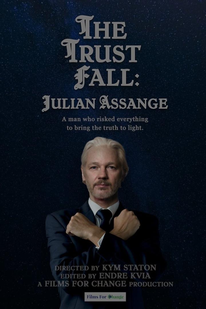 Das Filmplakat für „The Trust Fall: Julian Assange“ zeigt Assange mit verschränkten Armen.
