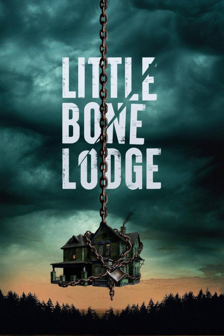 Das Poster für „Little Bone Lodge“ zeigt ein Haus, das an Ketten über einem Wald hängt.