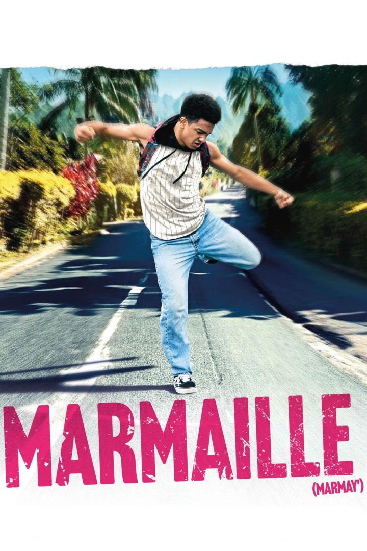 Ein junger Mann tanzt auf einer Straße vor tropischer Landschaft; Filmposter „Marmaille“.