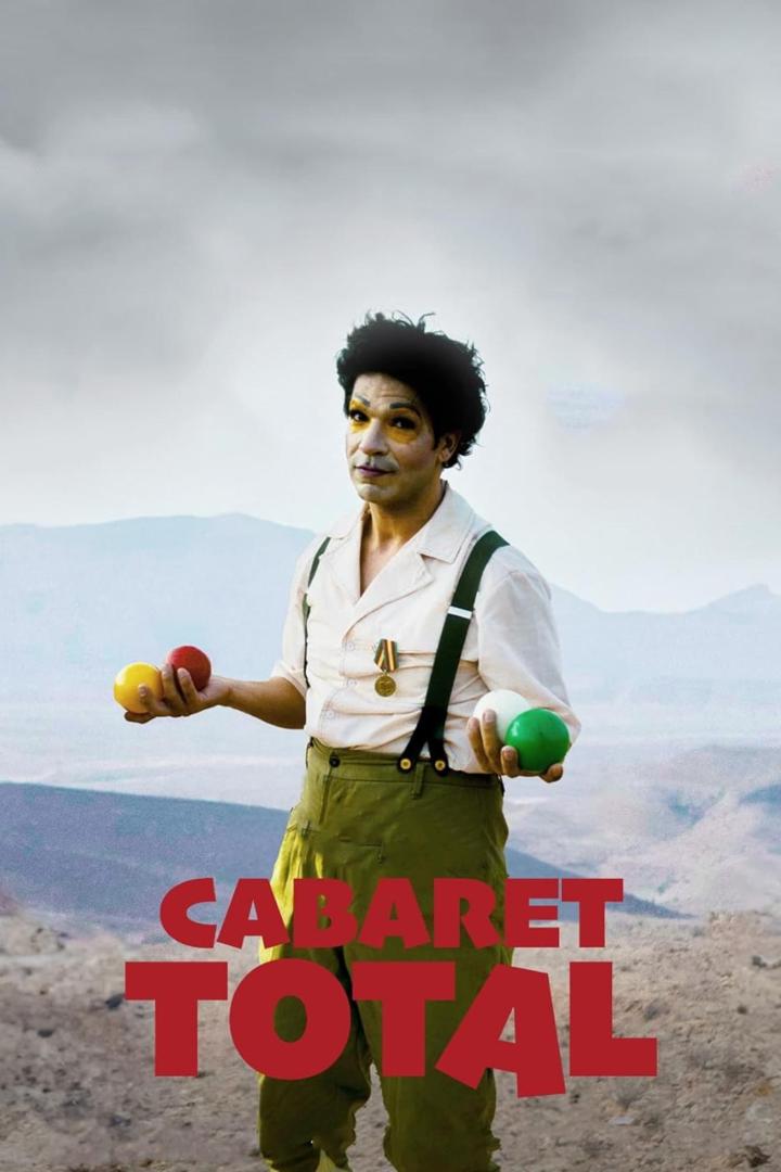 Ein Mann mit Clowns-Make-up jongliert mit Bällen vor einer Bergkulisse. Im Vordergrund steht der Schriftzug „Cabaret Total“.