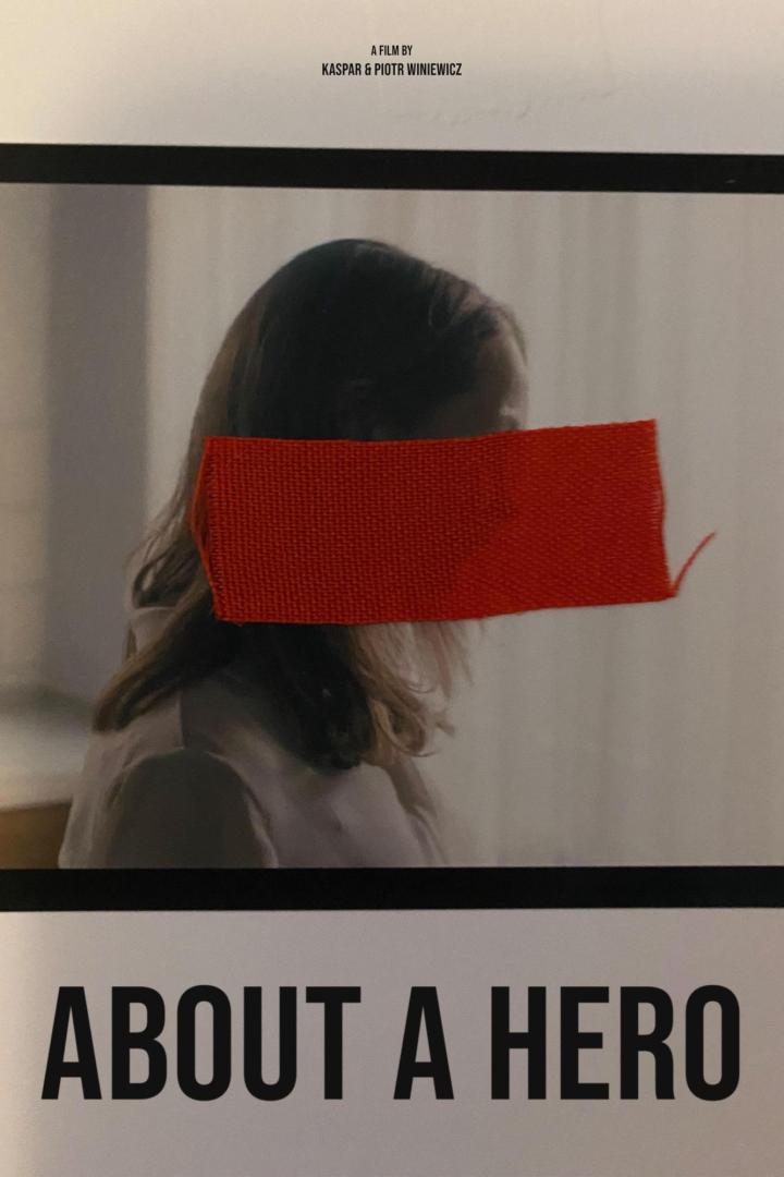 Das Filmplakat für „About a Hero“ zeigt eine Frau, deren Augen mit einem roten Balken bedeckt sind.