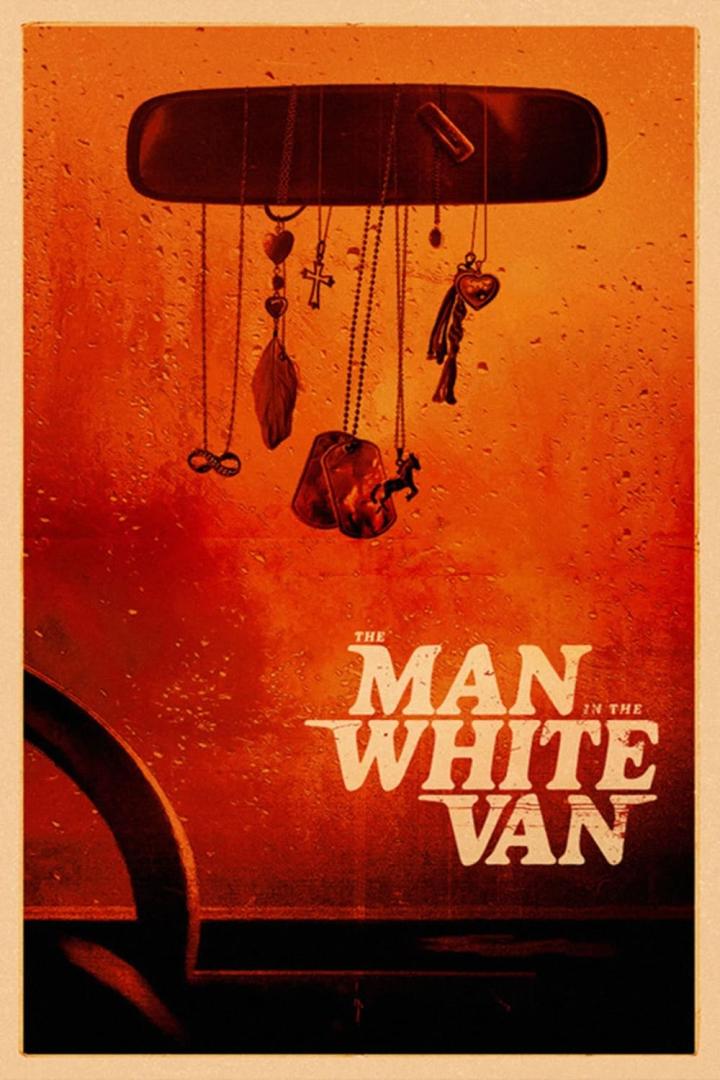 Ein Autorückspiegel hängt voller Halsketten in einem Lieferwagen, im Hintergrund der Filmtitel „The Man in the White Van“.