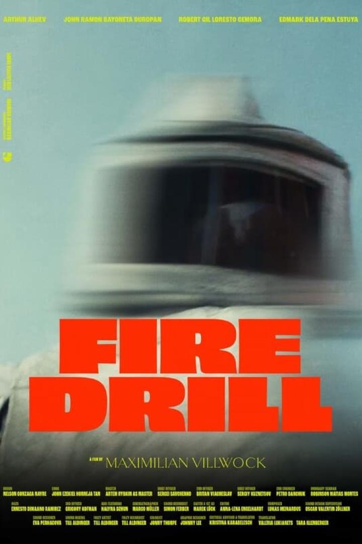Das Filmplakat für „Fire Drill“ zeigt eine verschwommene Person in einem Schutzanzug.