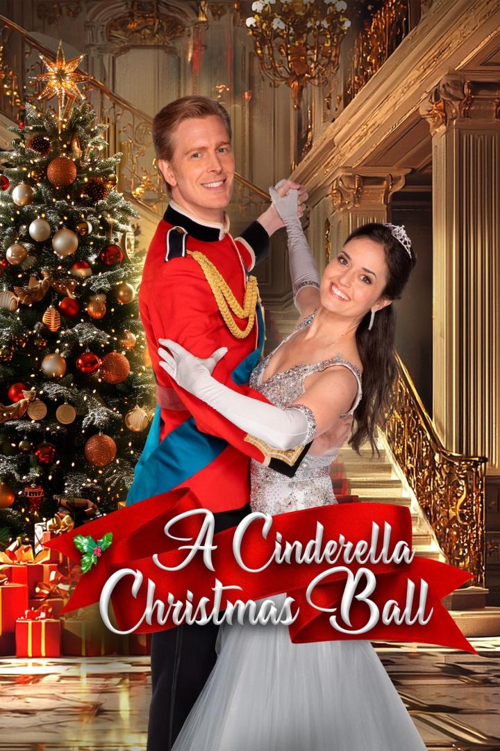 Ein Paar tanzt auf dem Ball des Films „A Cinderella Christmas Ball“ vor einem Weihnachtsbaum.