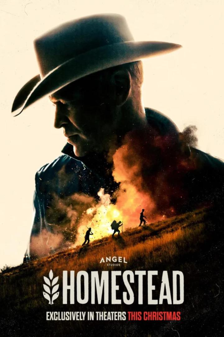 Ein Mann mit Hut vor einer Explosion auf einem Hügel, Filmposter für „Homestead“.
