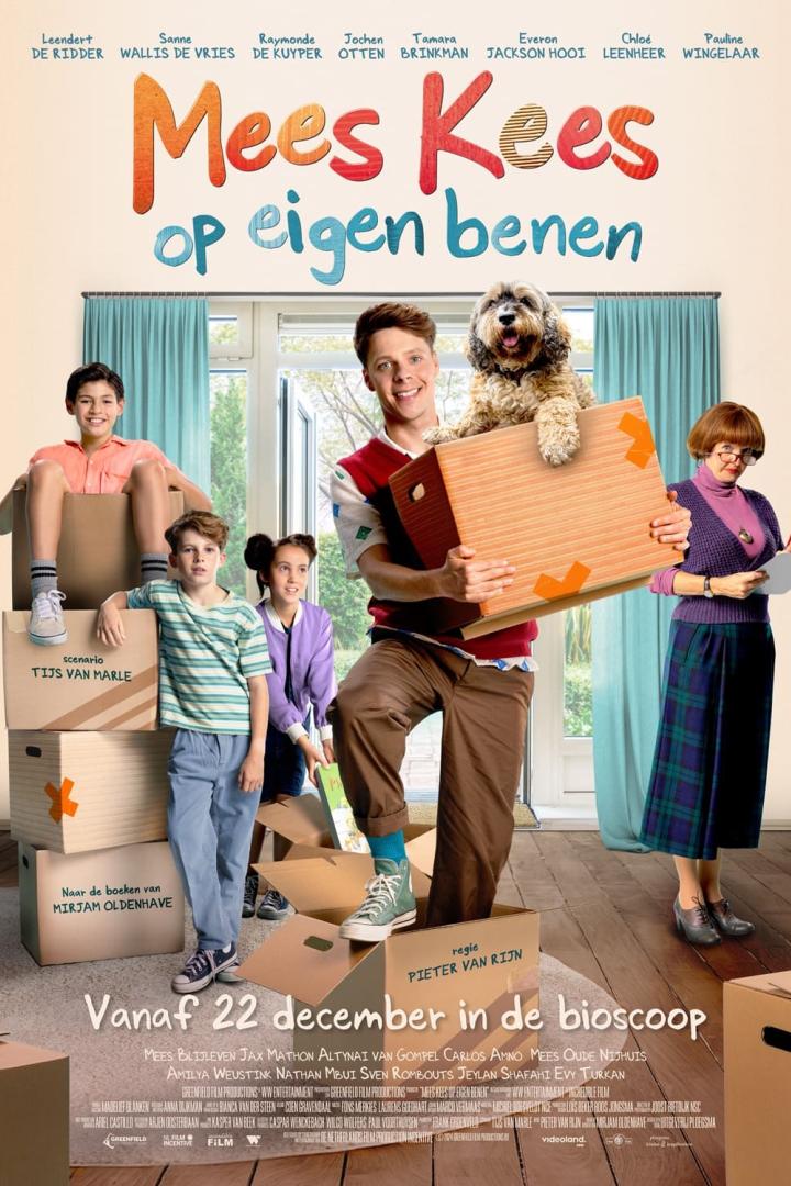 Das Filmplakat für „Mees Kees op eigen benen“ zeigt den Lehrer mit Kindern und einem Hund vor Umzugskartons.