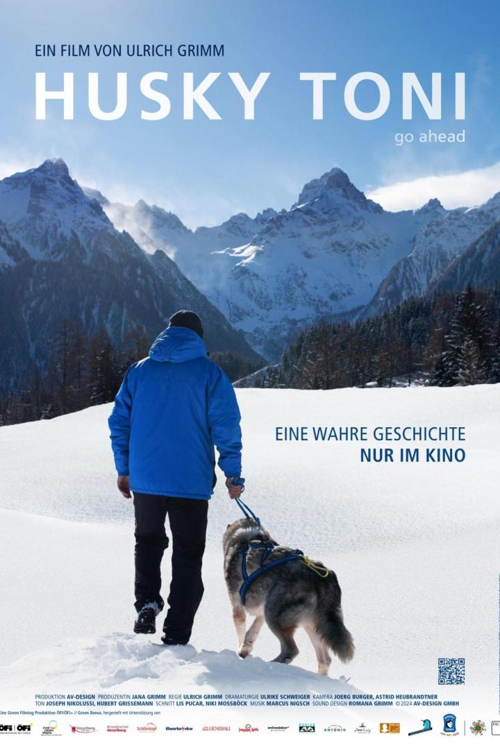 Ein Mann und ein Husky wandern durch eine verschneite Berglandschaft, Plakat für den Film „Husky Toni“.