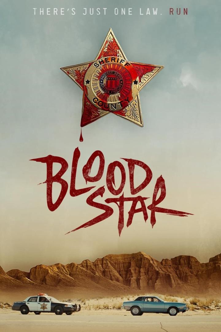 Das Filmplakat für „Blood Star“ zeigt einen blutigen Sheriffstern über zwei Autos in einer Wüstenlandschaft.