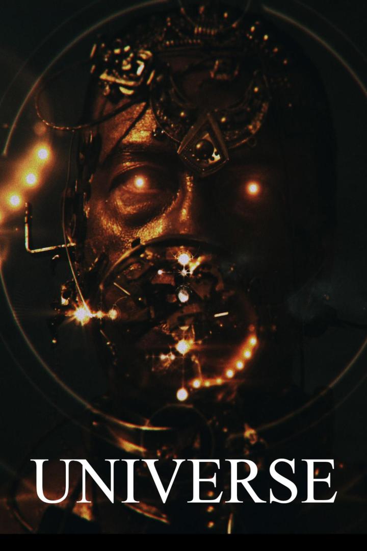 Das Gesicht einer Person, geschmückt mit goldenen Ornamenten und leuchtenden Augen, vor dem Hintergrund des Universums.