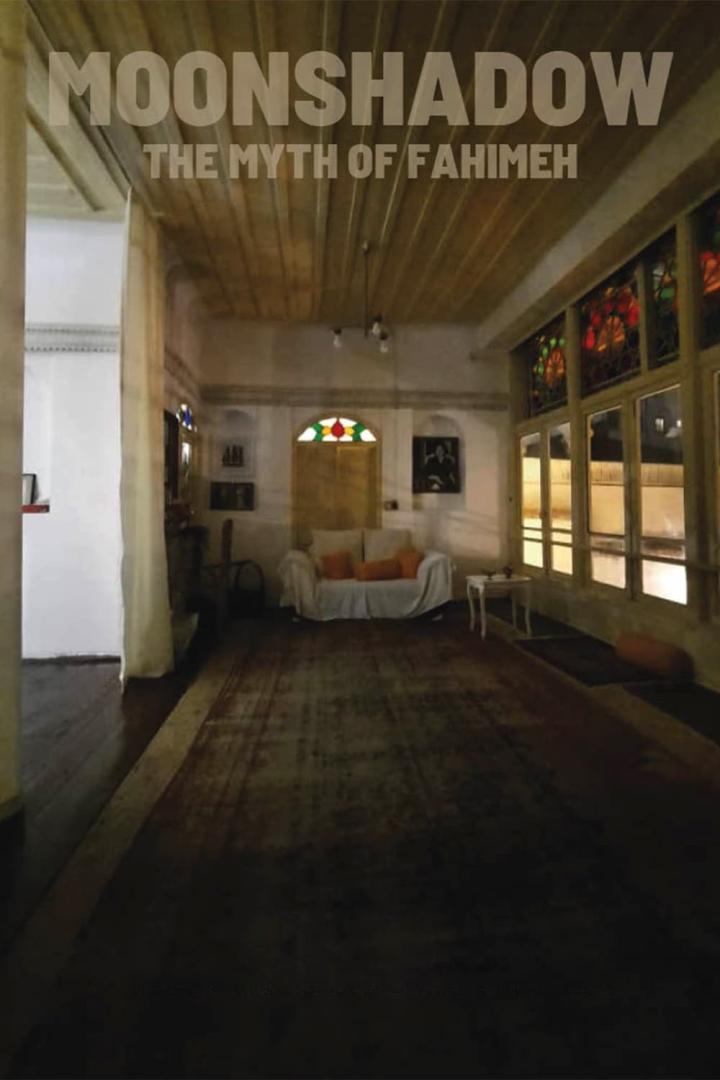 Ein Wohnzimmer mit einem Sofa, einem Teppich und Buntglasfenstern unter dem Titel „Moonshadow: The Myth of Fahimeh“.