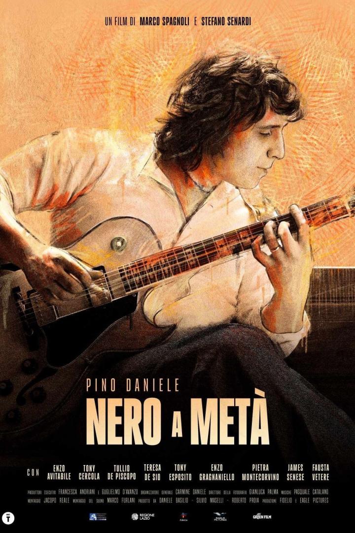 Das Filmplakat zeigt Pino Daniele, der Gitarre spielt; Titel: „Nero a Metà“.