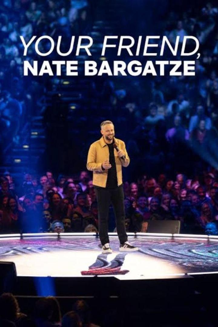 Nate Bargatze steht auf einer Bühne vor einem Publikum.