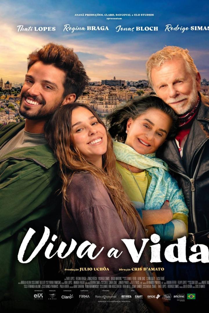 Das Filmplakat zu „Viva a Vida“ zeigt vier Schauspieler vor einer Stadtkulisse.