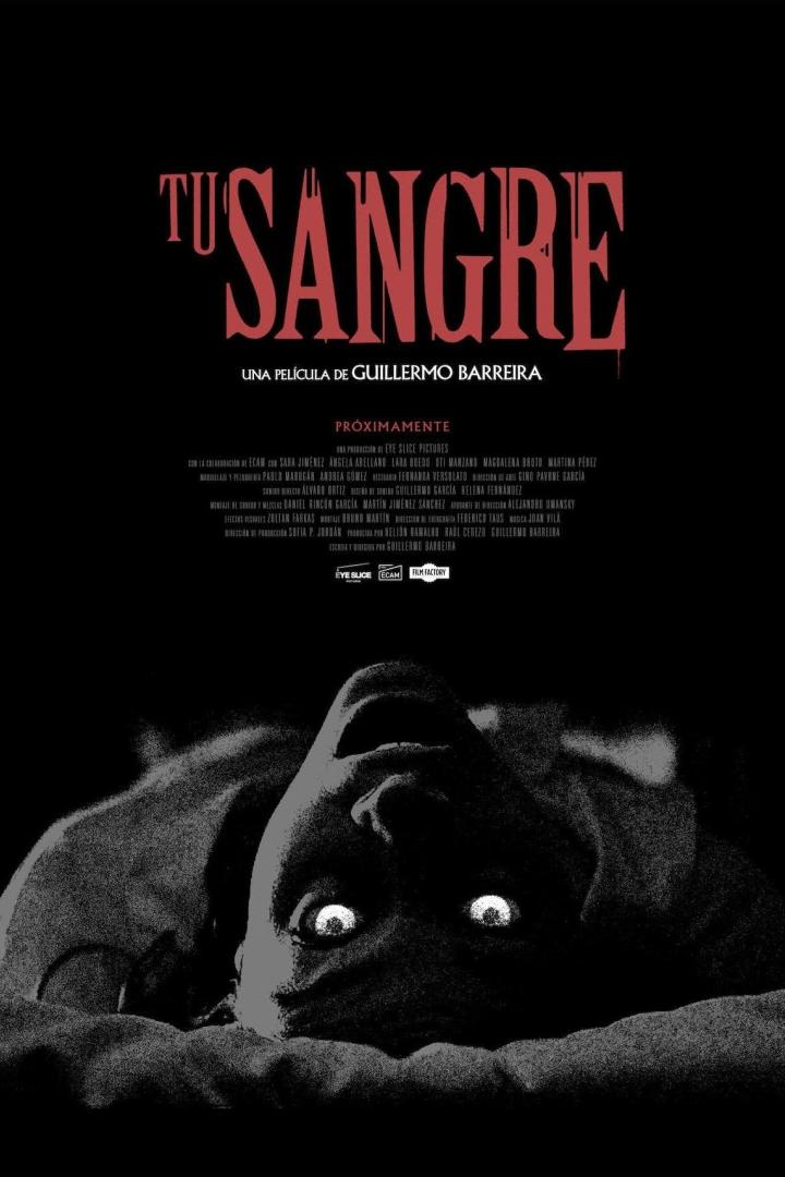 Das Filmplakat für „Tu Sangre“ zeigt ein Gesicht im Dunkeln mit leuchtenden Augen.