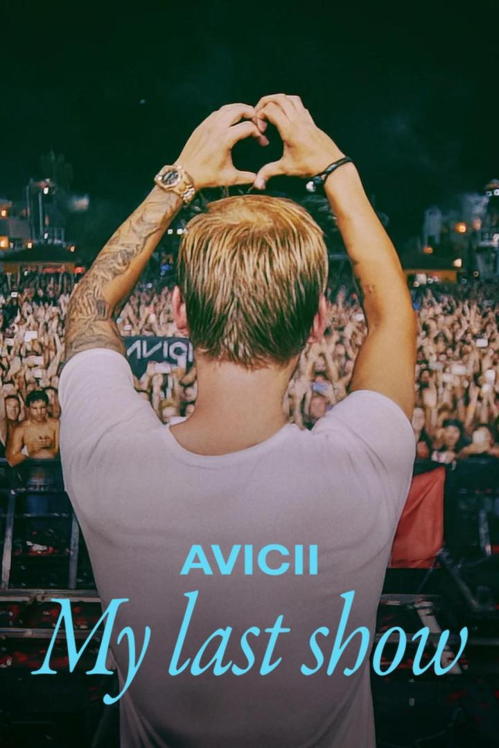 Avicii formt mit seinen Händen ein Herz vor einer jubelnden Menschenmenge bei seinem letzten Auftritt.