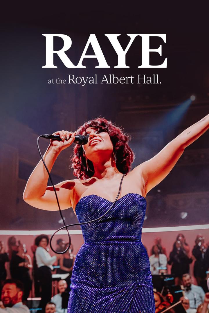 RAYE tritt in einem glitzernden Kleid in der Royal Albert Hall auf.