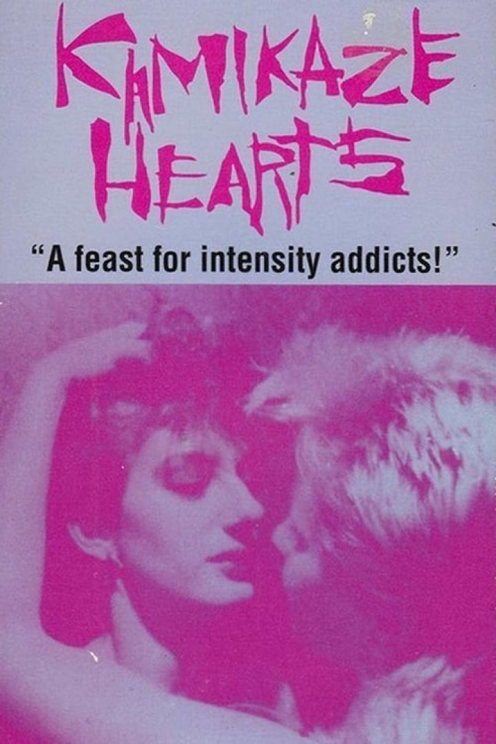 Das Cover des Films „Kamikaze Hearts“ zeigt zwei sich umarmende Frauen.