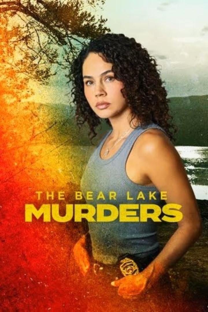 Eine Frau in Uniform vor dem Hintergrund des Posters für „The Bear Lake Murders“.