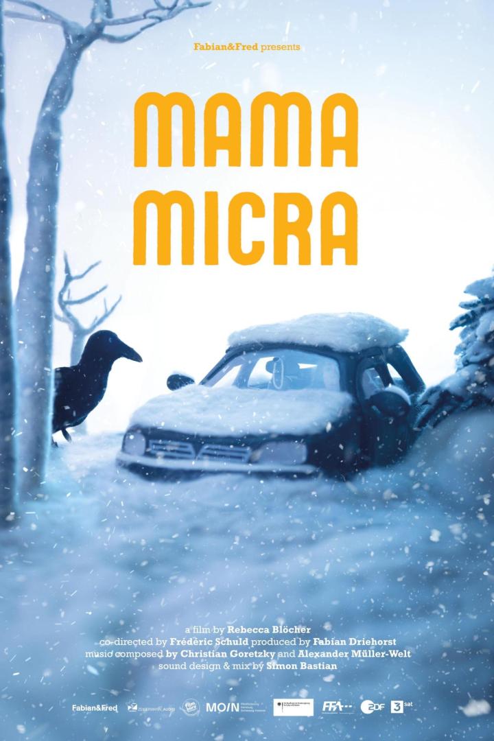 Das Filmplakat für „Mama Micra“ zeigt ein Auto im Schnee und einen Raben.