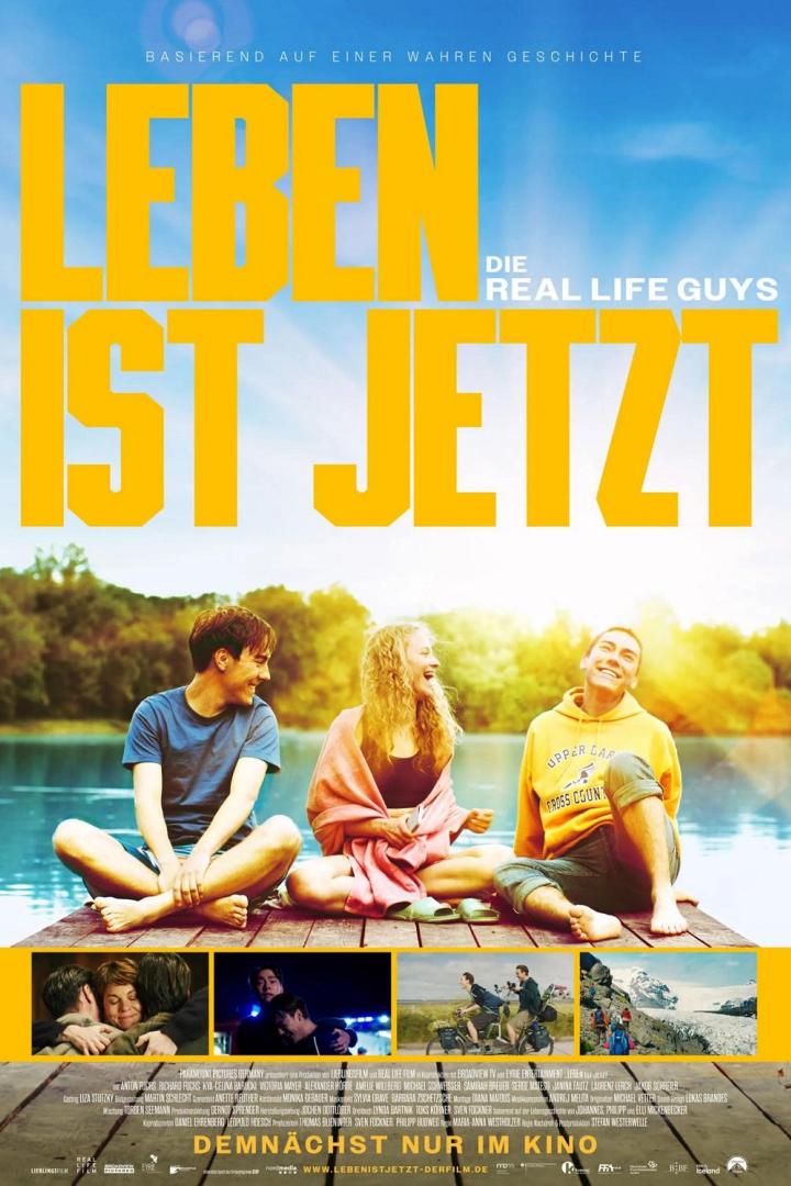 Das Filmplakat für „Leben ist jetzt“ zeigt drei junge Leute am See.