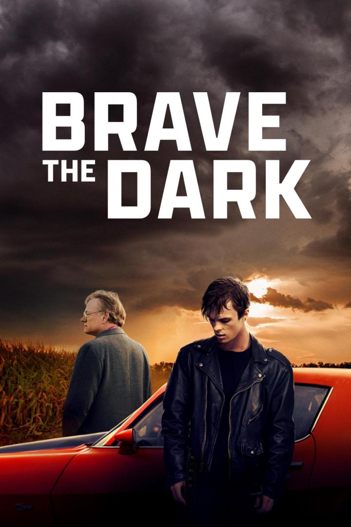 Das Filmplakat für „Brave the Dark“ zeigt zwei Männer vor einem roten Auto bei Sonnenuntergang.