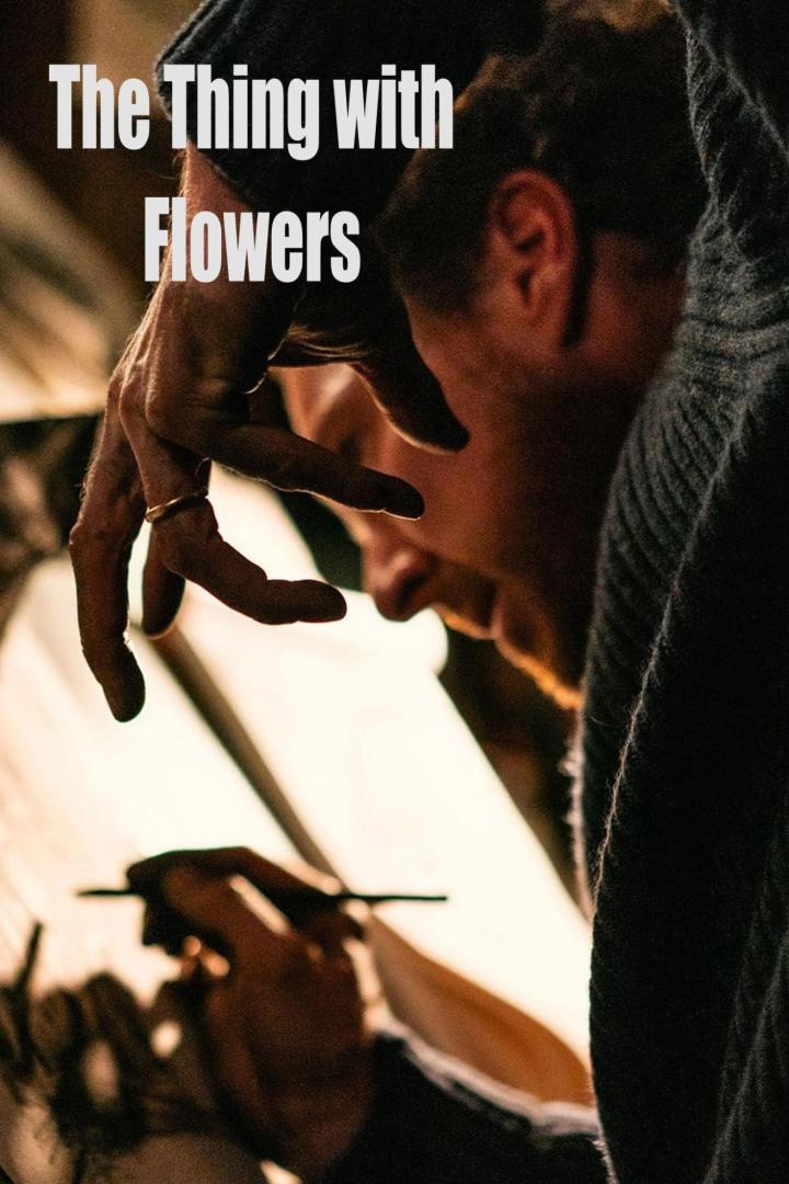 Ein Mann arbeitet an einem Kunstwerk, möglicherweise mit Blumen.