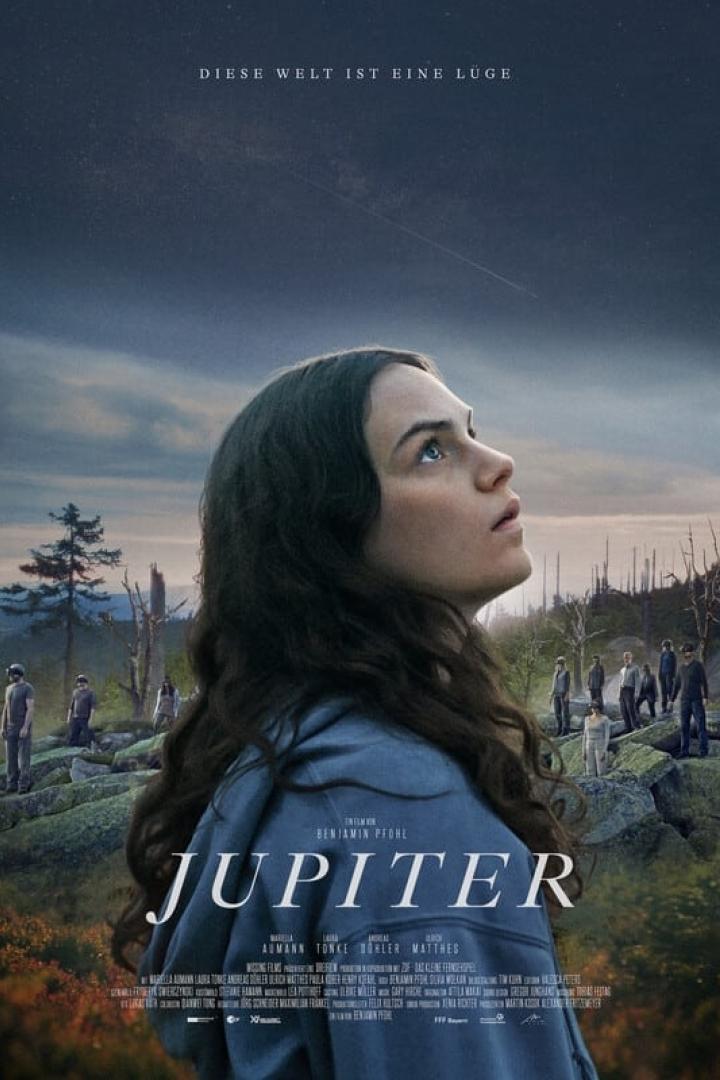 Das Filmplakat für „Jupiter“ zeigt eine Frau, die in den Sternenhimmel blickt.
