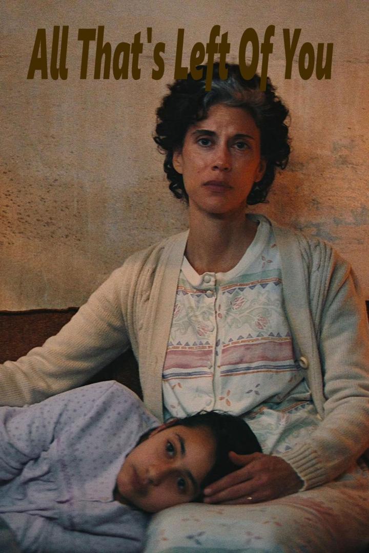 Eine Frau umarmt ein Kind auf dem Filmplakat zu „All That's Left Of You“.