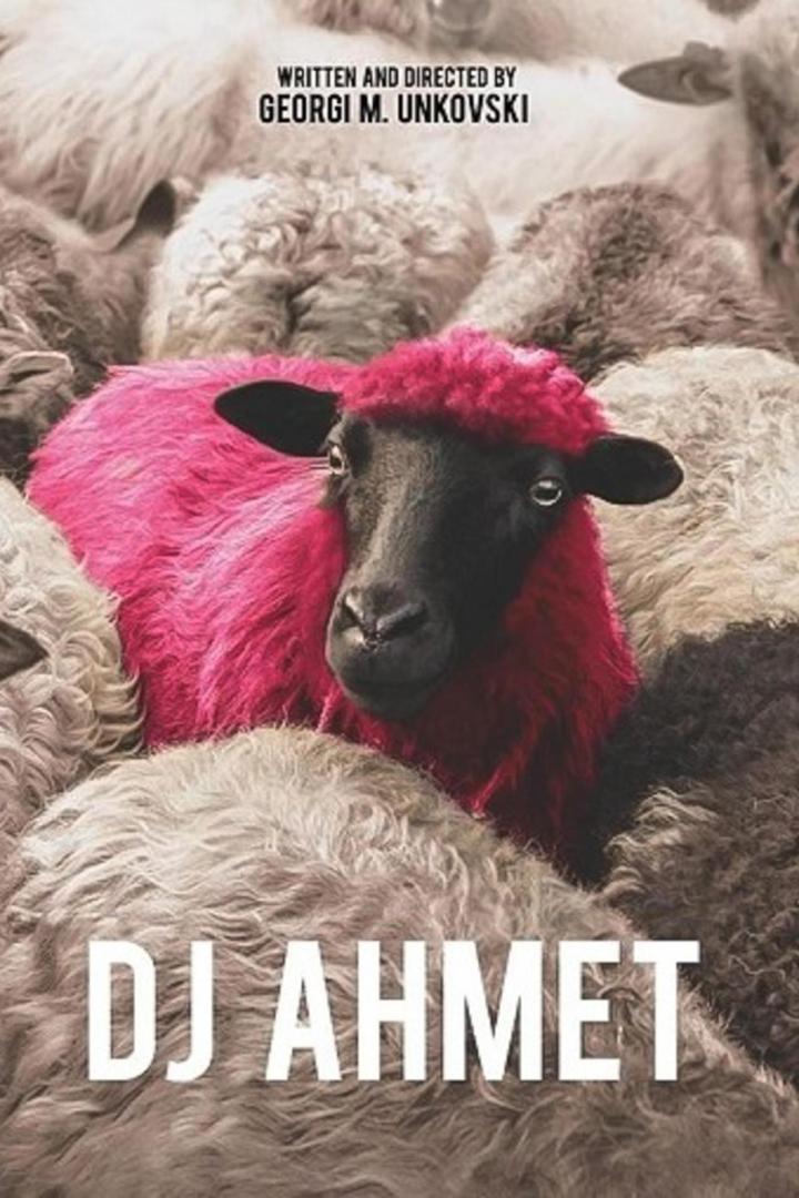 Ein rotes Schaf sticht aus einer Herde weißer Schafe hervor; Filmposter für „DJ Ahmet“.