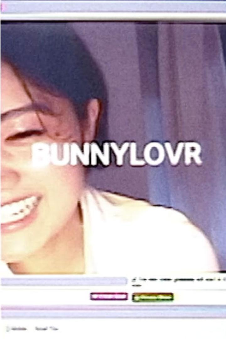 Eine lächelnde Person mit dem Schriftzug „BUNNYLOVR“ im Bild.
