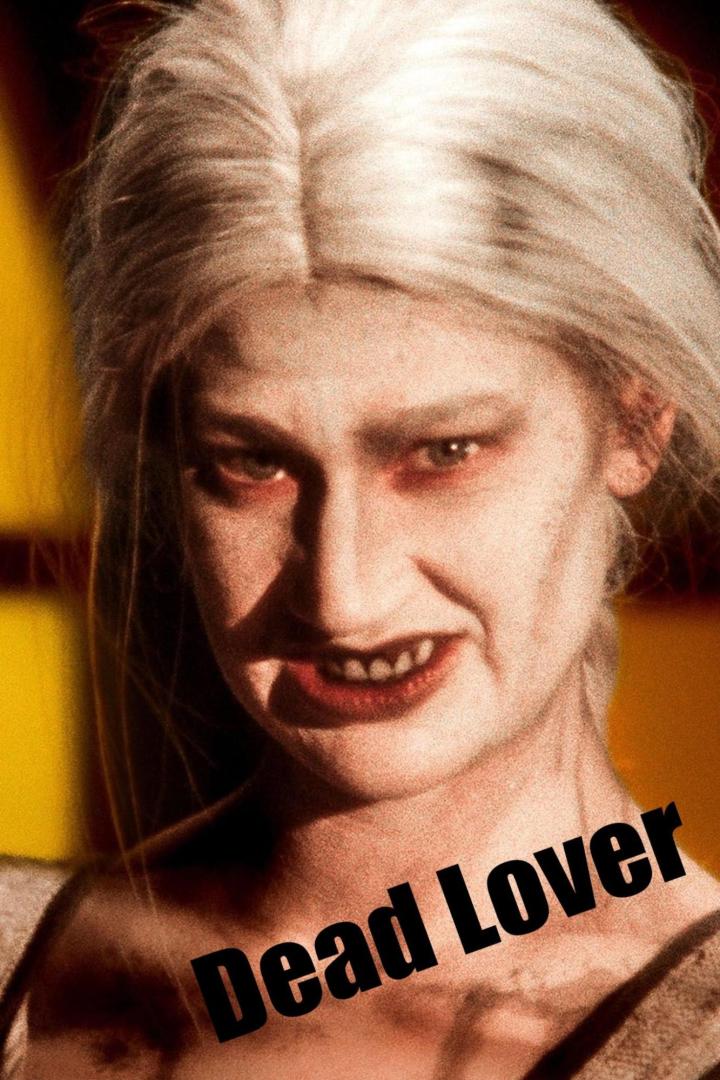 Eine Frau mit blasser Haut und Vampirzähnen, möglicherweise aus dem Film „Dead Lover“.