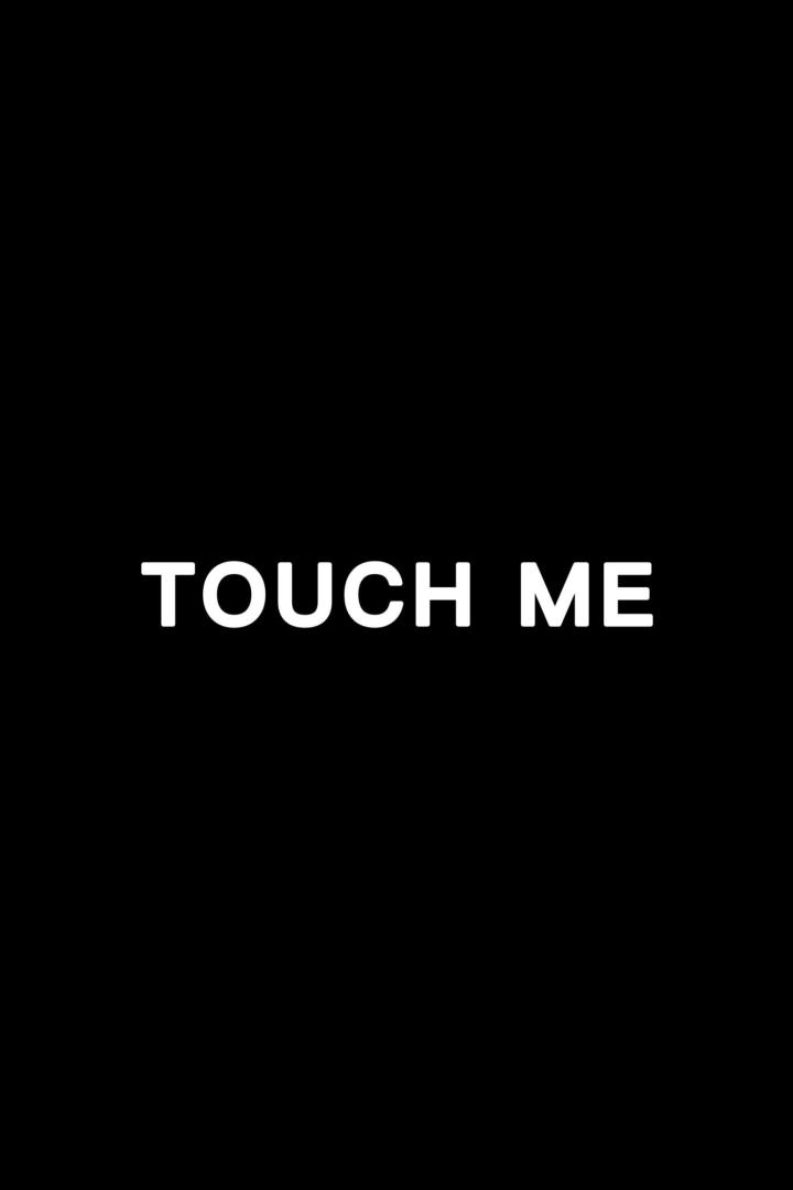 Der Text „Touch Me“ in weißer Schrift auf schwarzem Hintergrund.