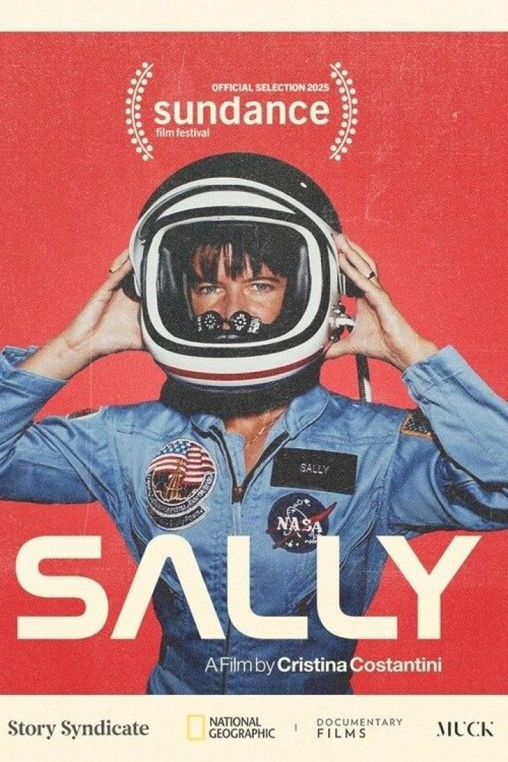 Das Filmplakat für „Sally“ zeigt eine Astronautin mit Helm vor rotem Hintergrund.
