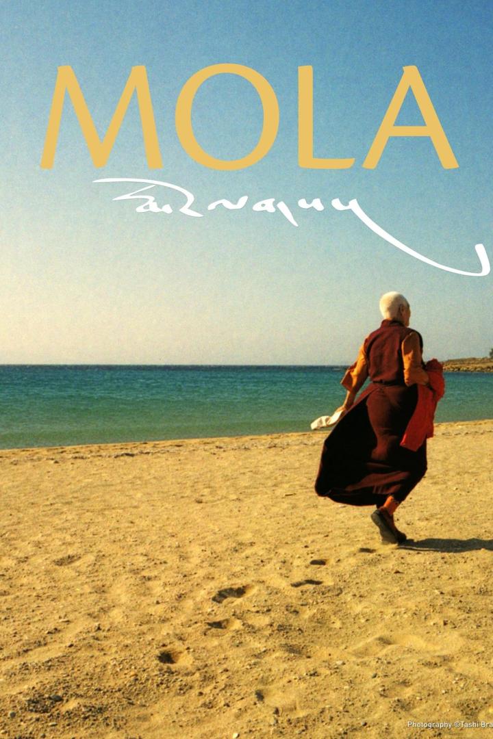 Eine buddhistische Nonne rennt am Strand entlang, der Titel „Mola“ ist im Himmel zu sehen.