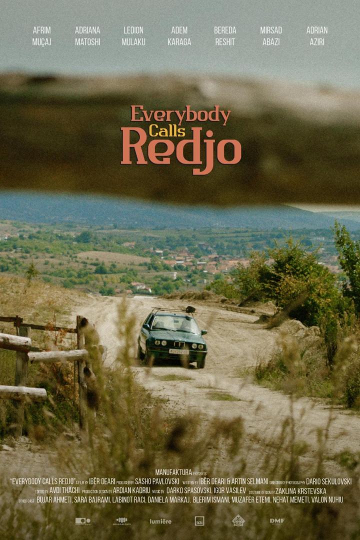 Das Filmplakat für „Everybody Calls Redjo“ zeigt ein Auto auf einer Landstraße.