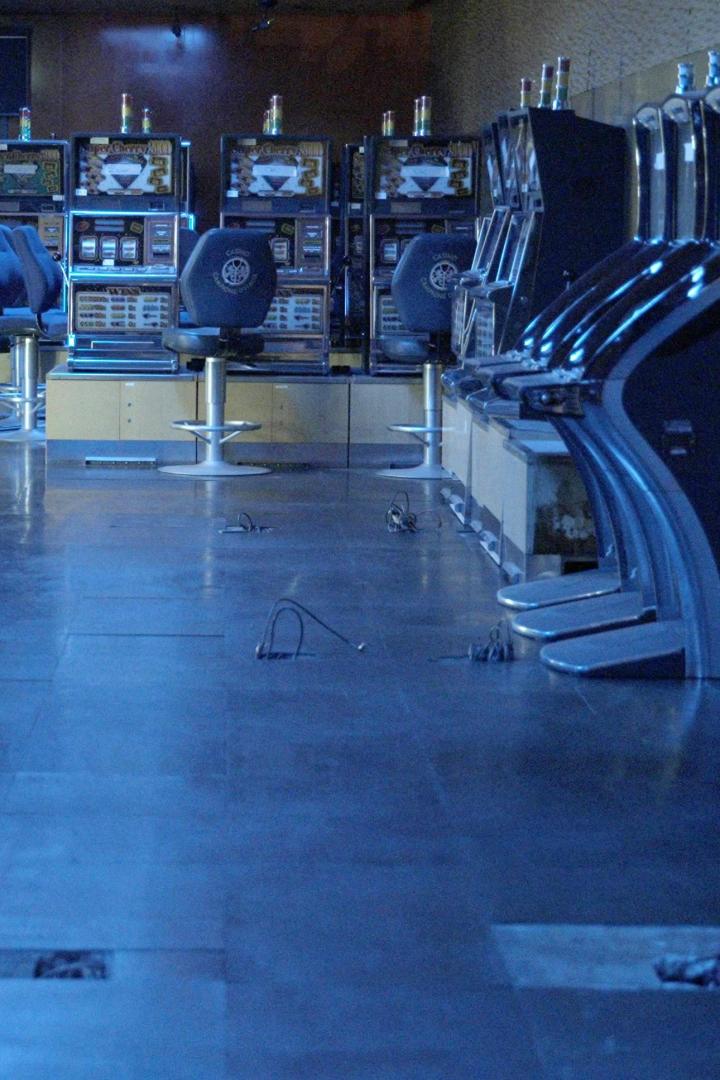 Eine Reihe von Spielautomaten in einem Casino.