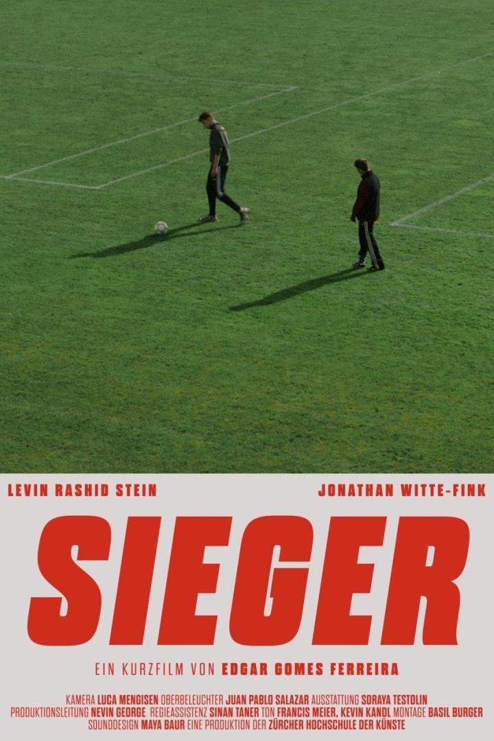 Das Filmplakat für „Sieger“ zeigt Levin Rashid Stein und Jonathan Witte-Fink auf einem Fußballfeld.