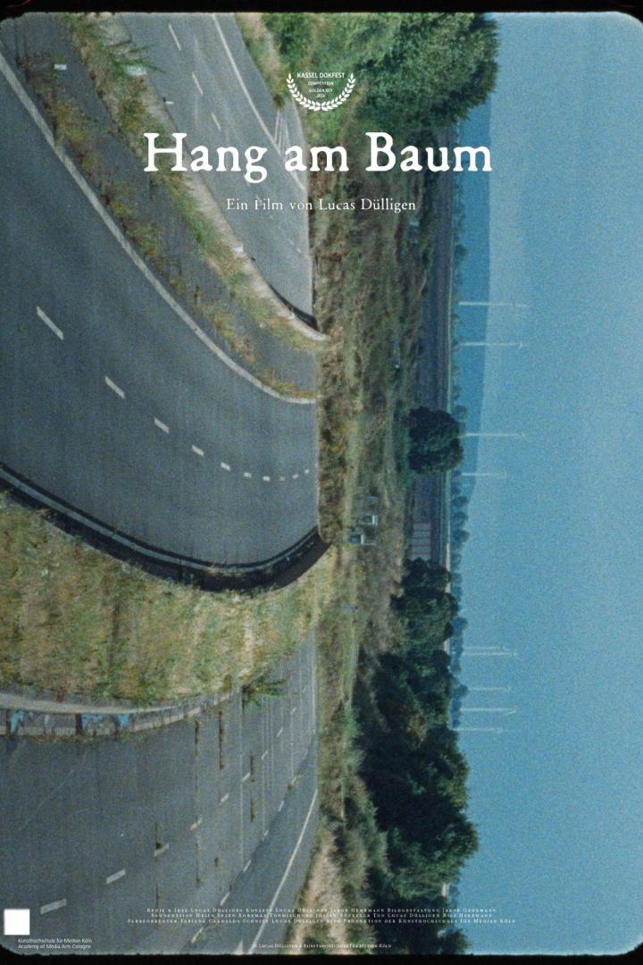 Das Filmplakat für „Hang am Baum“ zeigt eine leere, kurvige Straße.