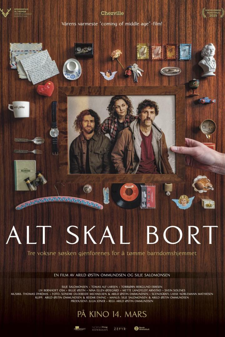 Das Filmplakat für „Alt Skal Bort“ zeigt drei Personen in einem gerahmten Foto, umgeben von verschiedenen Objekten.