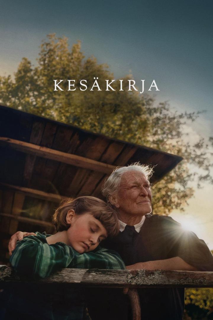 Eine ältere Frau umarmt ein schlafendes Kind vor dem Hintergrund des Films „Kesäkirja“.
