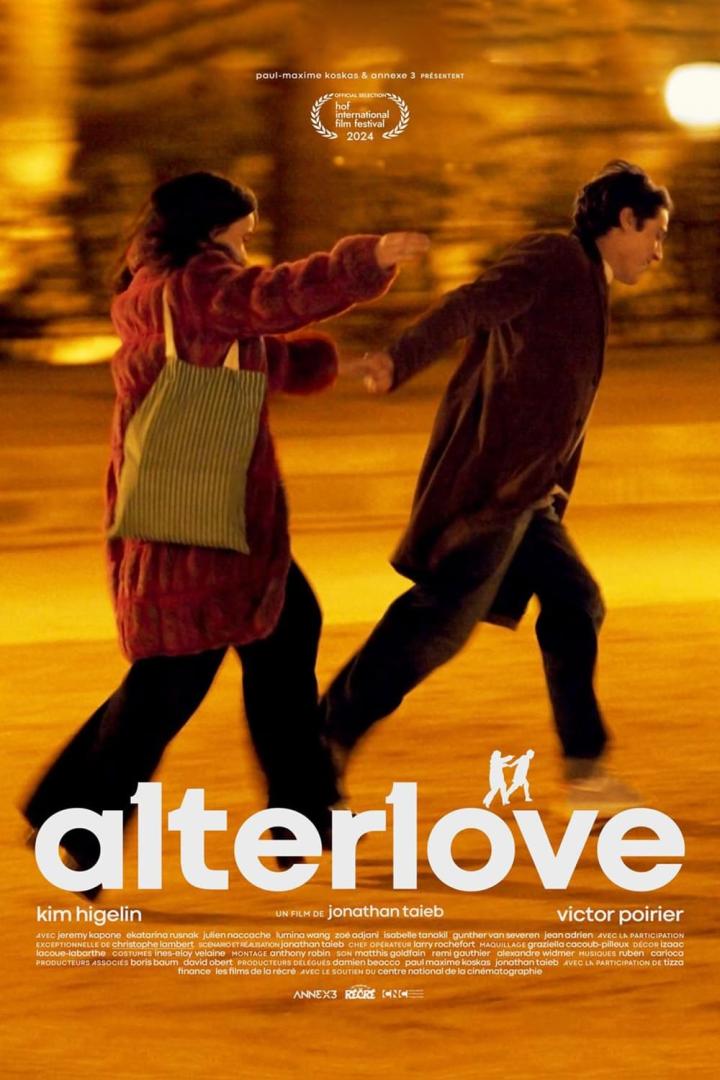 Das Filmplakat für „Alterlove“ zeigt ein Paar, das in der Nacht zusammenläuft.